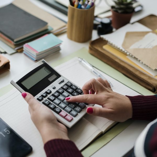 woman-accountant-working-on-the-desk (1)